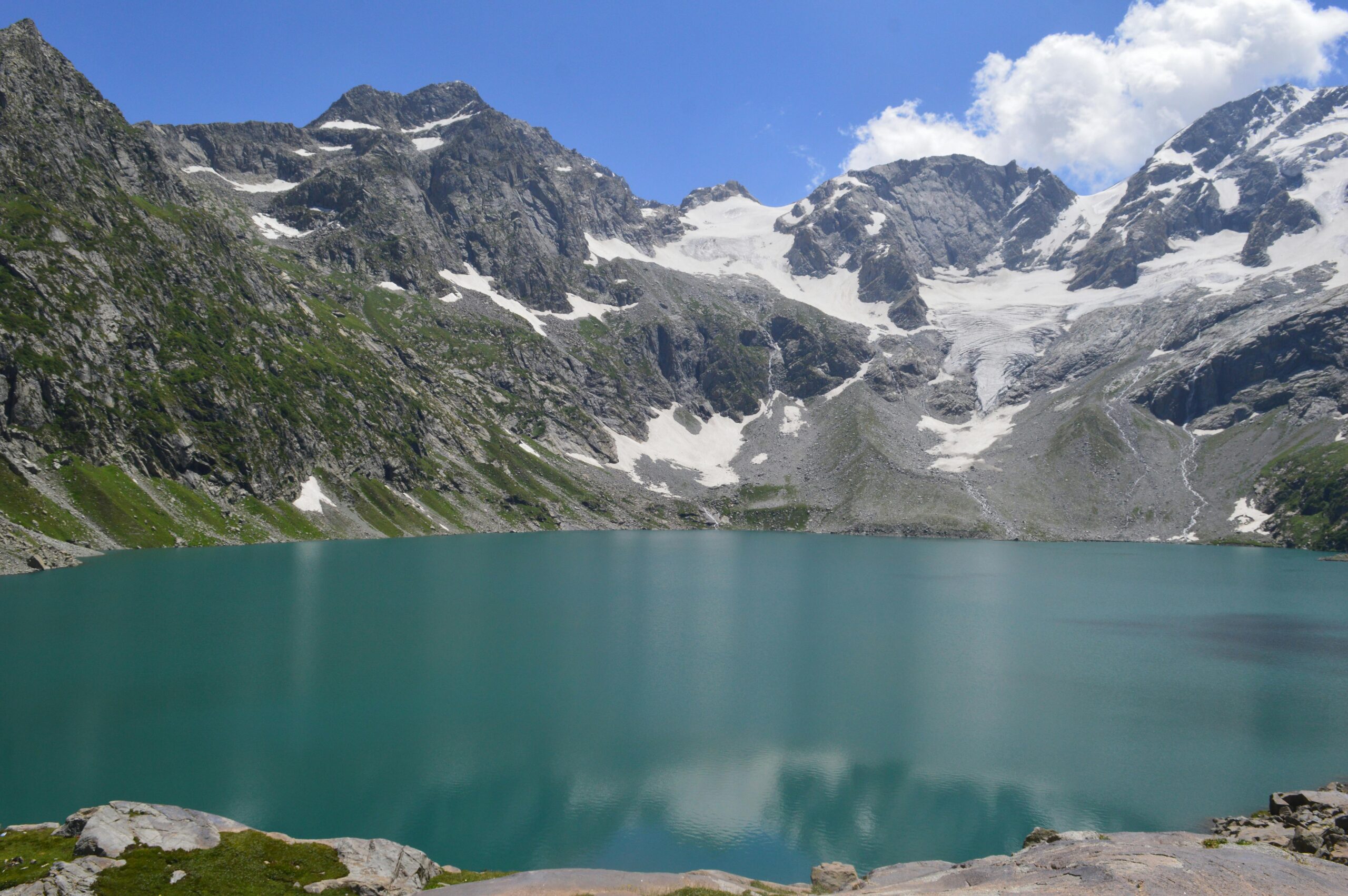 Atemberaubende Aussicht auf die schneebedeckten Berge rund um den Katora-See im Kumrat-Tal, Pakistan.