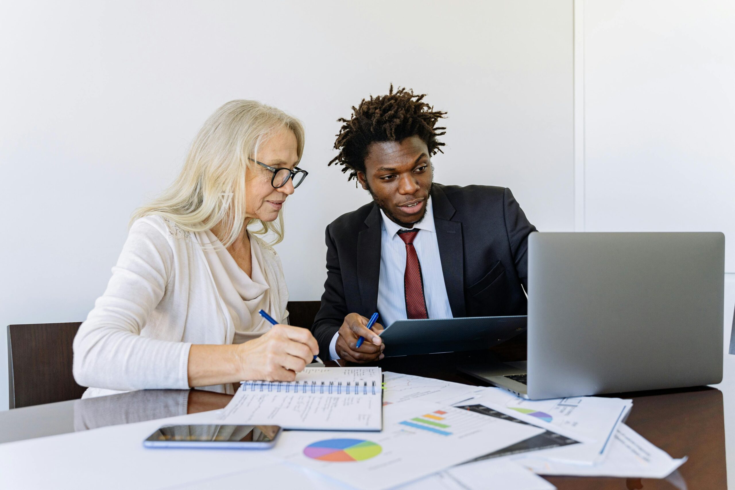 Kostenloses Stock Foto zu agent, analyse, anzÃ¼ge